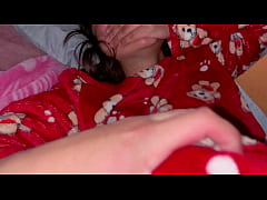 Play MP4 - Visito a la SOBRINA de mi esposa en su cuarto y AS&Iacute; de F&Aacute;CIL la agarro acostadita en su Cama