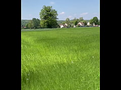 Play MP4 - Les fesses &agrave; l air dans les champs Et bien plus encore