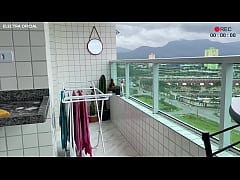 Play MP4 - C&acirc;mera de Seguran&ccedil;a- Empregada faz faxina com mini shorts&comma; ela &eacute; muito safada e tem uma bunda enorme