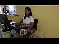 Play MP4 - Nicoly Mattos n&atilde;o resistiu e deu o cuzinho no sof&aacute; da recep&ccedil;&atilde;o depois de mamar o pau do chefe no escrit&oacute;rio