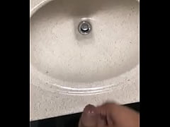 Play MP4 - Cumming in sink