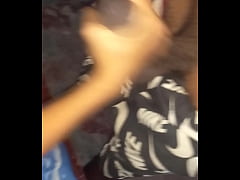 Play MP4 - Universitaria en primer d&iacute;a limpiando casa es fallada por su jefe delante de novicito