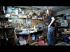 Play MP4 - Youpi&comma; le m&eacute;canicien a r&eacute;par&eacute; mon strapon &excl; Je peux donc me faire baiser par &period;&period;&period;