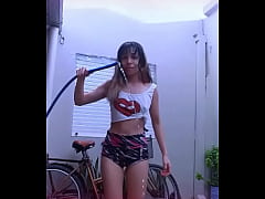 Play MP4 - Bonneyuwu - 3&colon;16 mojandome en el patio con agua helada