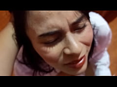 Play MP4 - Est&aacute; tan concentrada hablando con su amantes sobre sexo qu&eacute; ni percibe que entr&oacute; y la veo hablar&comma; tocar se y juguetear&comma; pues bien ahora llega el marido a poner orden y demostrarle quien manda atorandola y follandola a vergazos&comma; callat