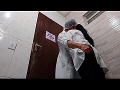 Play MP4 - Enfermeira Tira a Camisinha Transando com Doutor Asi&aacute;tico no Banheiro do Hospital