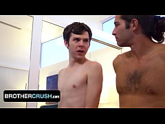 Play MP4 - Hairy Jock Showers Nerdy Twink&rsquo;s Face With Cum After Play Time