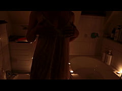 Play MP4 - Hot Babe takes a bath seducing me with her gorgeous body