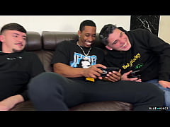 Play MP4 - Se folla a sus 3 amigos por separado en la misma casa sin que se enteren