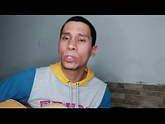 Play MP4 - Garoto brasileiro se divertindo