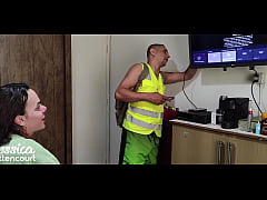 Play MP4 - Chamei o t&eacute;cnico para ver o problema da minha televis&atilde;o e n&atilde;o tinha dinheiro pra pagar&comma; acabei dando o cuzinho como forma de pagamento &sol; Completo no SHEER E RED