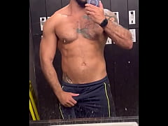 Play MP4 - A liberdade de n&atilde;o usar cueca na academia heheh Eu tenho uma vontade de fazer uma Pegacao no banheiro de alguma academi &period;&period;&period;