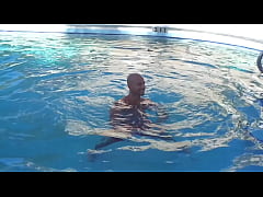 Play MP4 - SHADOW BOXING IN POOL