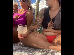 Play MP4 - Estamos sozinha na praia curtindo&comma; Bem Soltinha querendo aprontar sem o marido saber