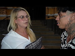 Play MP4 - A pastora saindo da igreja foi abordada pelo um novinho tarado obcecado por sexo &comma; A pastora leva muita piroca em sua terapia