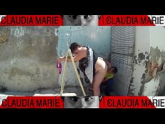 Play MP4 - Poniendo cachonda a la gorda contra la escalera en el patio exterior&period; Que guarra es esta obesa