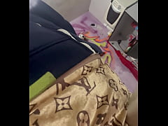 Play MP4 - Mulher vai lavar roupa e com muito tes&atilde;o na termina da m&aacute;quina de lavar se masturbando e gozando muito