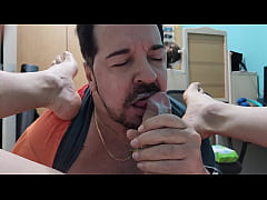 Play MP4 - Le chupo los pies y la polla a mi macho hasta que se corre&period;
