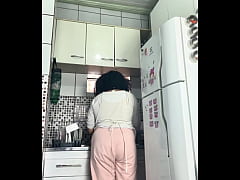 Play MP4 - Chubby Housewife Farting While Washing Dishes Voyeur Style