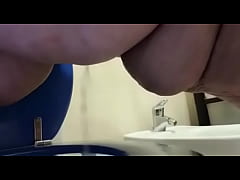 Play MP4 - Gorda se le ve todo el potorro en una meada por la ma&ntilde;ana