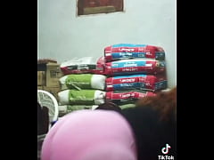 Play MP4 - Coroa do rabo grande e a calcinha marcando