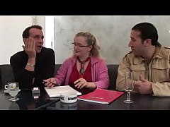 Play MP4 - En pleine r&eacute;vision et dispo pour une bonne distraction sexuelle