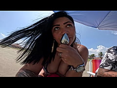 Play MP4 - Fomos &agrave; praia e ela me surpreendeu&colon; colocou um plug anal grande no cuzinho e me deixou louco de tes&atilde;o