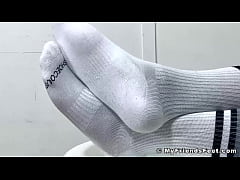 Play MP4 - Muscular handsome black dude Kobe shows off feet and toes