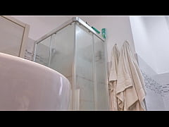 Play MP4 - Gostosa do youtube fica peladinha no chuveiro