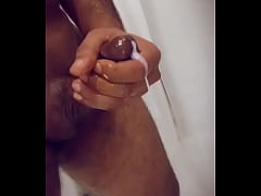 Play MP4 - Arabe masturbandose en el ba&ntilde;o