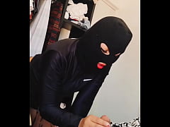 Play MP4 - Ladrona se mete a robar y termina calent&aacute;ndose viendo mi verga