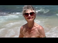 Play MP4 - Having fun one morning at Polo Beach on the north shore of Oahu