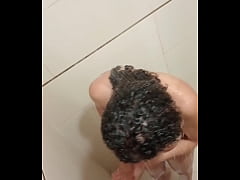Play MP4 - Encuentro a mi hermanastra ba&ntilde;&aacute;ndose en mi casa que buenas tetas