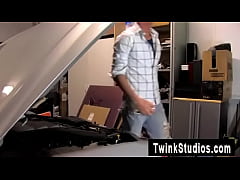 Play MP4 - Gay movie of Levon Meeks is lending Gabriel Kelly a arm with his car&period;