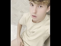 Play MP4 - Twink masturbates in the shower