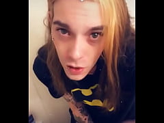 Play MP4 - Pretty Shemale in Sweat Pants