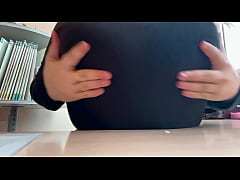 Play MP4 - Mes gros seins jet&eacute; sur le bureau