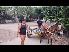 Play MP4 - Lleg&oacute; mi vecino y me ayud&oacute; a llevarme a casa y luego termin&oacute; d&aacute;ndome una buena cogida y su rico semen en mi cara&excl;&excl;&excl; Sexo casero amateur