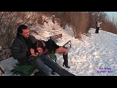 Play MP4 - Esibizionisti fanno sesso sulla neve davanti ai passanti senza pudore