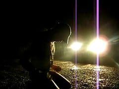 Play MP4 - bdsm sur tetons sous la pluie