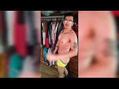 Play MP4 - Hetero tatuado verg&oacute;n se desnuda lentamente hasta terminar jalandose su vergota gruesa de 18cm