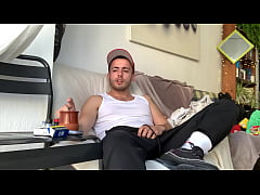 Play MP4 - Bienvenue David Luca &excl; Mets toi &agrave; l'aise et tape toi une queue