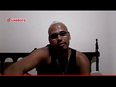 Play MP4 - Safado tomando banho batendo uma punheta enquanto coloca o vibrador no cuzinho