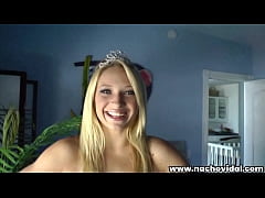 Play MP4 - El director Nacho Vidal no pudo resistir lentaci&ograve;n de ver a joven rubia Ayssa mientra ella se preparaba para la escena&period; Este es el detr&agrave;s de la camara de ese momento