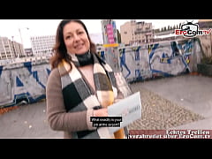 Play MP4 - Deutsche alte Hausfrau wird abgeschleppt vom Mann auf der Sta&szlig;e zum Ficken