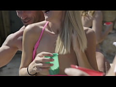 Play MP4 - Fudeu a loira mais gata no meio da festa&period;&period;&period; M&uacute;sica alta e pega&ccedil;&atilde;o - Pool Party Epis&oacute;dio 3