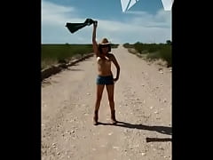 Play MP4 - Gatita vaquera en el desierto de Chihuahua