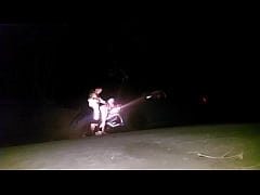 Play MP4 - MOTORISTA de aplicativo fode duas PASSAGEIRAS na estrada