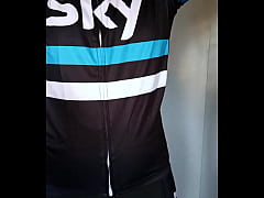 Play MP4 - Mujer de spinning se calienta despu&eacute;s de clase