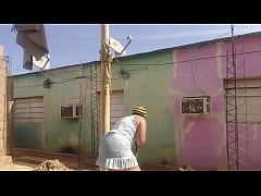 Play MP4 - Mi vecino no aguanta las gana de verme mi culo grande con mi vestido corto